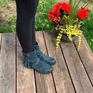 BORN boots - size 7 women’s - new